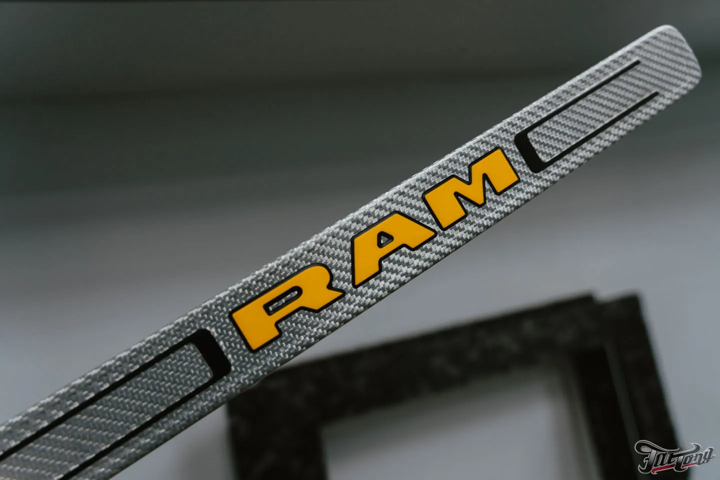 Что мы сделали с RAM TRX Hennessey Mammoth 1000?! Часть 4: ламинация карбоном и покраска элементов. Накладки порогов из алютекса